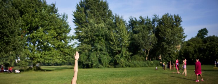 Foto gratuito scatto verticale di una giovane donna coreana che fa allenamento yoga su un tappetino di gomma facendo esercizi di asana su