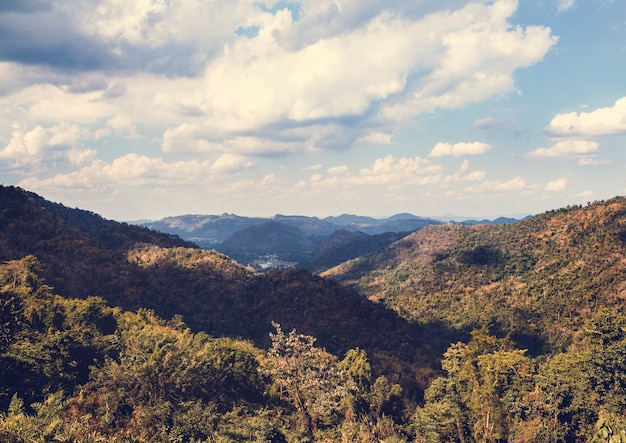 Scena Beauytiful del cielo blu nuvoloso con la montagna