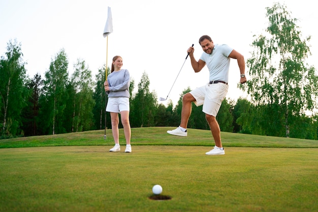 Scena con gli amici sul campo da golf