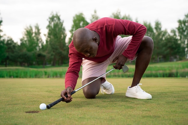 Scena con uomo sul campo da golf