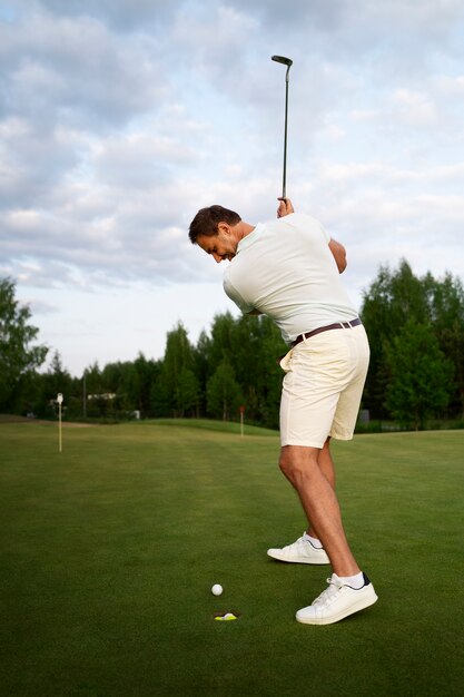 Scena con uomo sul campo da golf