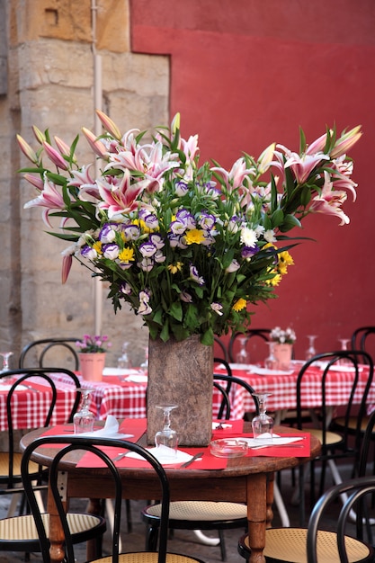 scena del ristorante con fiore