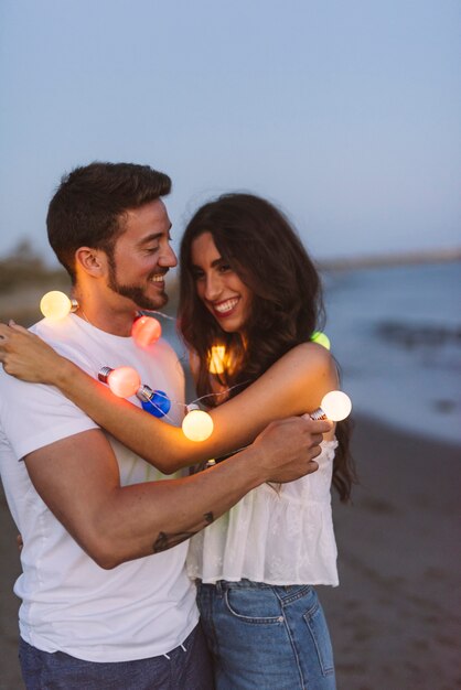 Scena di coppia romantica in spiaggia