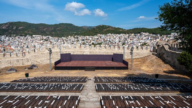 Scena e posti a sedere in un teatro all'aperto situato nel Forte di Kavala in Grecia