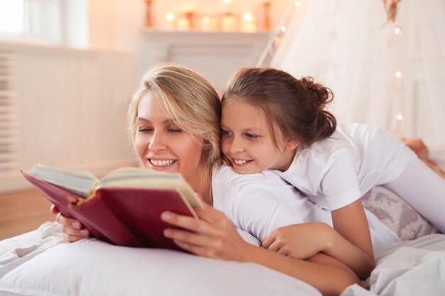 Scena familiare. Felice madre e figlia in un letto