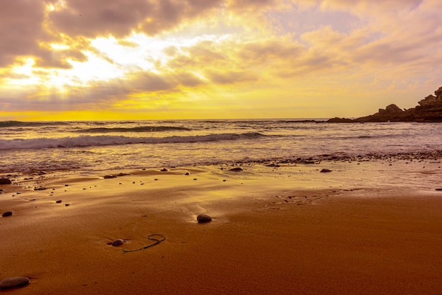 Scena mozzafiato del tramonto in spiaggia