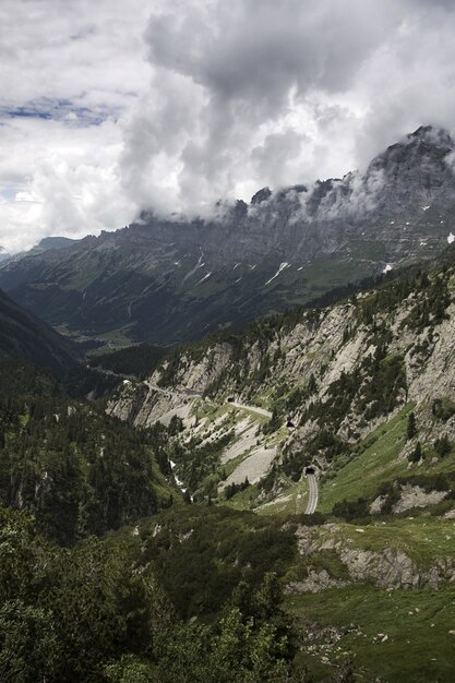 Scenario affascinante delle bellissime montagne rocciose sotto un cielo nuvoloso