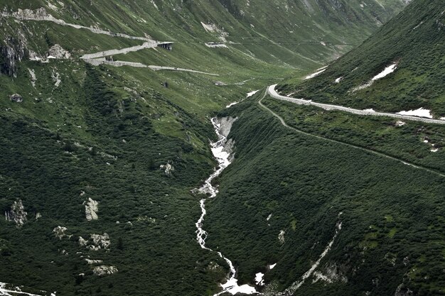 Scenario affascinante delle bellissime montagne verdi