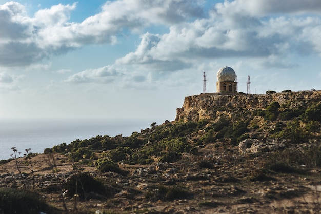 Scenario affascinante di una formazione rocciosa sulla riva dell'oceano a Malta