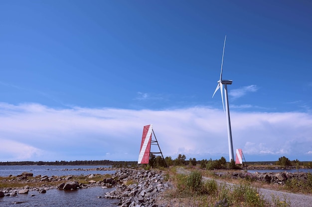 Scenario della tranquilla riva dell'oceano sotto il cielo limpido