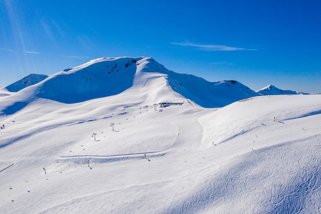 Scenario delle scogliere innevate catturato in una giornata di sole