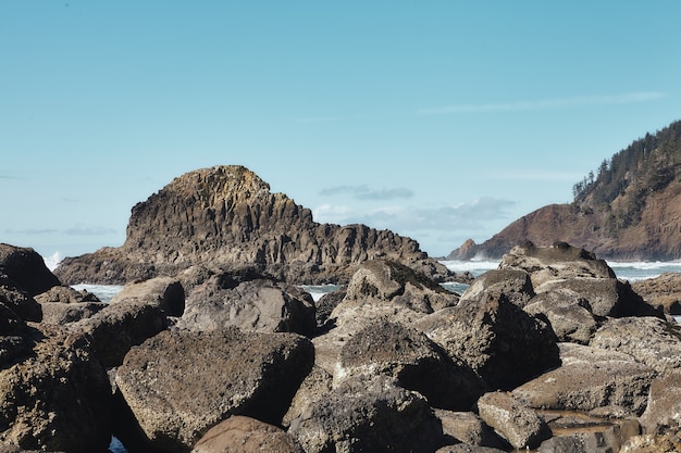 Scenario di rocce presso la costa del nord-ovest del Pacifico a Cannon Beach, Oregon