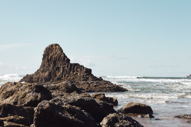 Scenario di rocce presso la costa del nord-ovest del Pacifico a Cannon Beach, Oregon