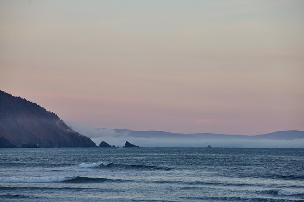 Scenario di un tramonto mozzafiato sull'Oceano Pacifico vicino a Eureka, California