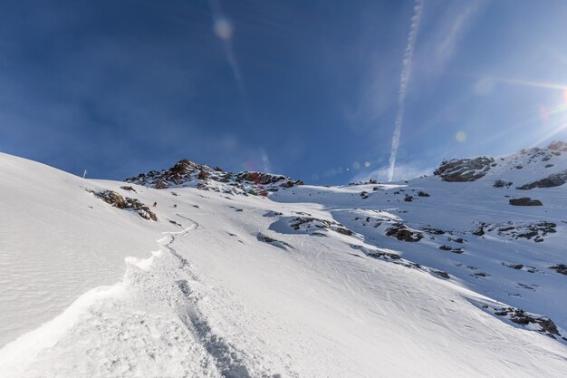 Scenario montuoso mozzafiato coperto di bella neve bianca a Sainte Foy, Alpi francesi