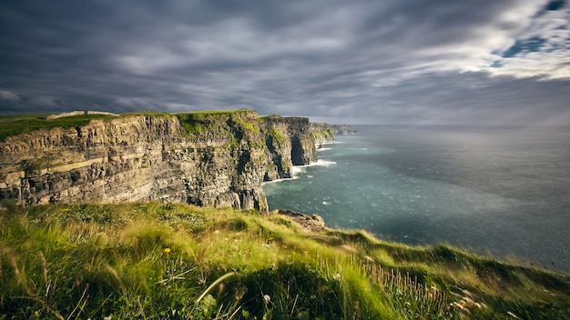 Scenario mozzafiato del bordo della scogliera di Moher