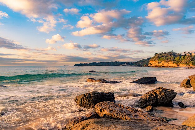 Scenario mozzafiato di una spiaggia rocciosa su un bellissimo tramonto