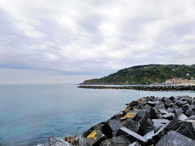 Scenario perfetto di una spiaggia tropicale nella località turistica di San Sebastian, Spagna