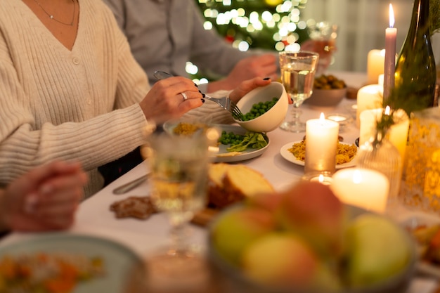 Scene invernali accoglienti con la famiglia