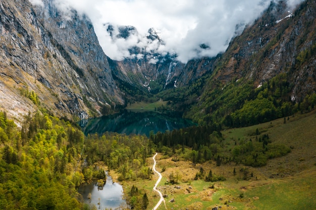 Scenico panorama montano con prati verdi e idilliaco turchese