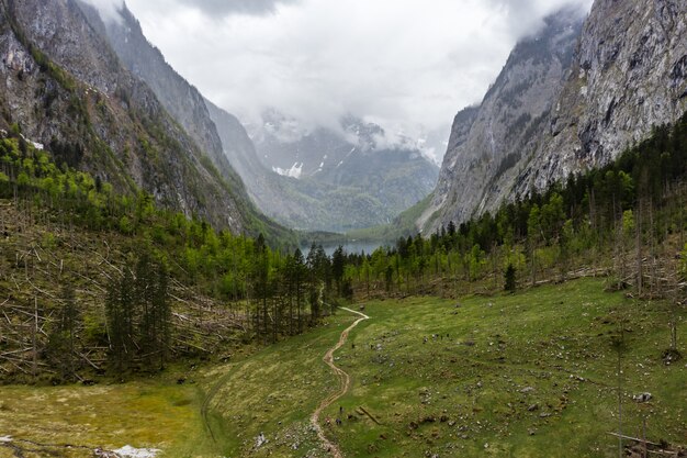 Scenico panorama montano con prati verdi e idilliaco turchese