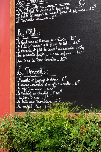 Scheda del menu sulla parete esterna di un ristorante a Parigi.