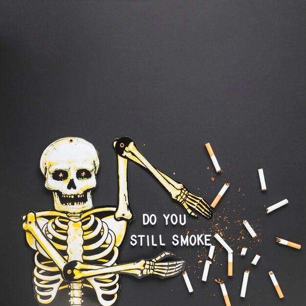 Scheletro di vista dall&#39;alto con le sigarette