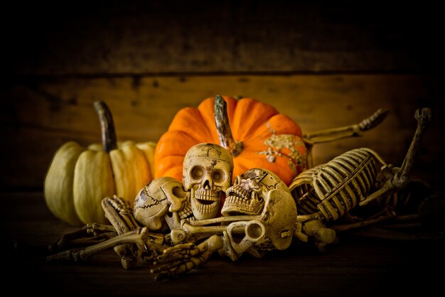 Scheletro e zucca sul legno, sfondo Happy Halloween, Halloween zucche