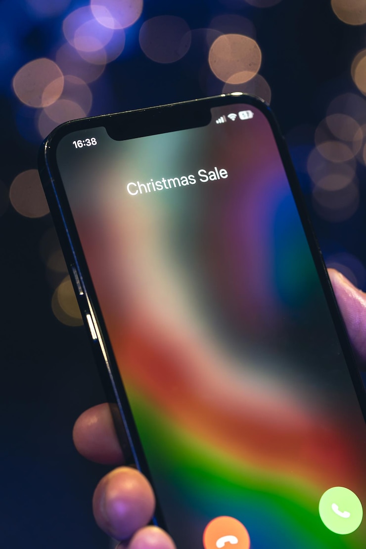 Foto gratuito schermata della chiamata in arrivo dalla vendita di natale da vicino