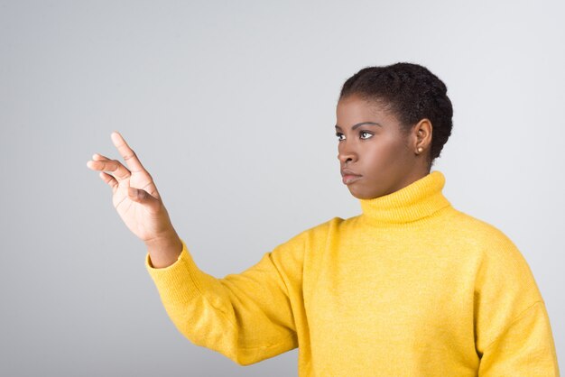 Schermo virtuale commovente della donna premurosa con la mano