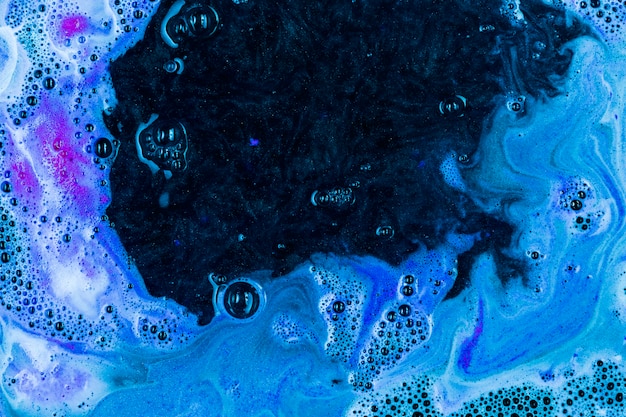 Schiuma blu su liquido