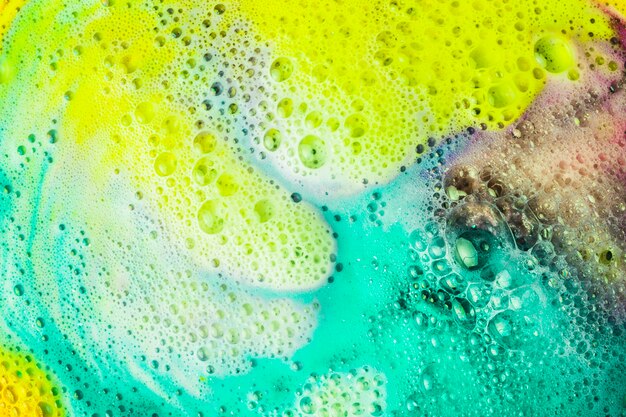 Schiuma e bolle si formano sulla superficie della bomba da bagno si dissolvono in acqua