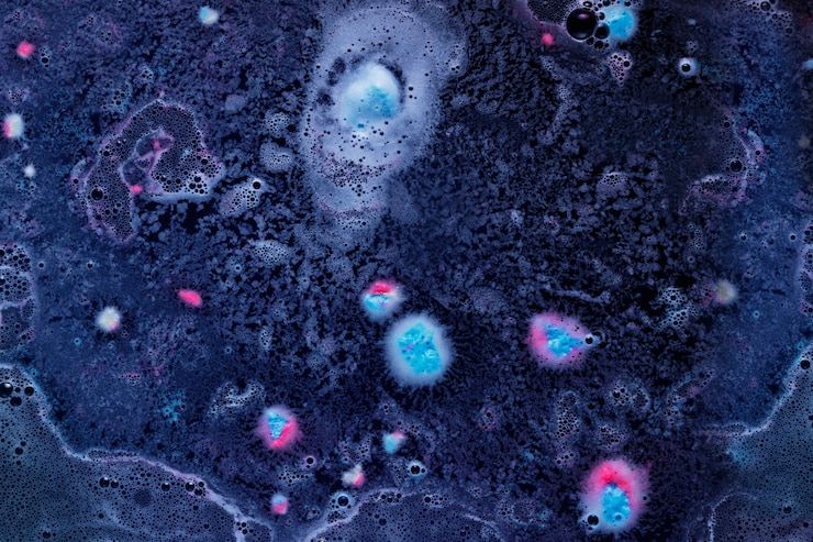Foto gratuito schiuma rosa e turchese su acqua blu