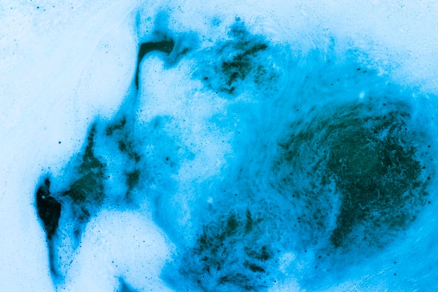 Schiuma su liquido blu