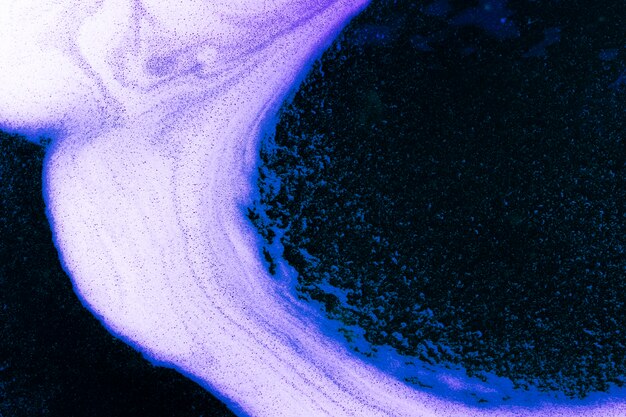 Schiuma su liquido di colore blu intenso