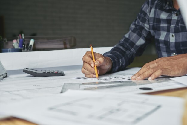 Schizzo del disegno del lavoratore dell'ufficio di architettura nell'ufficio