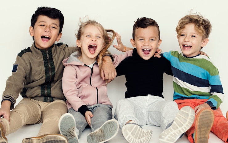 Foto gratuito schooler frinds happiness cute playful