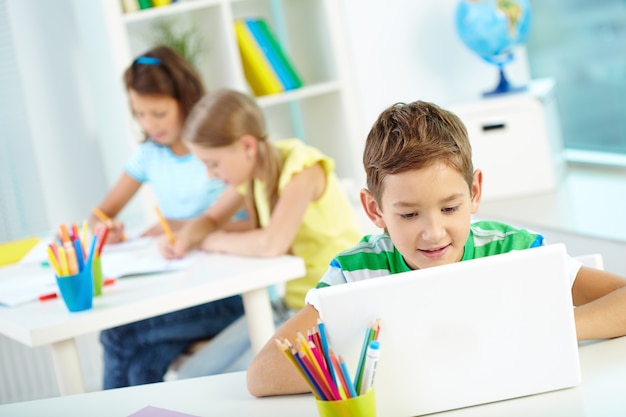 Schoolkid godersi il tempo libero