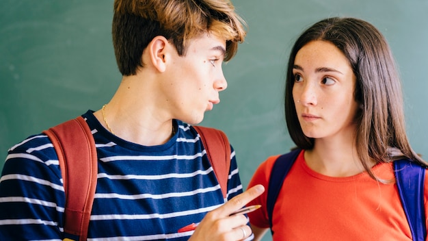 Schoolkid spiega qualcosa al suo amico