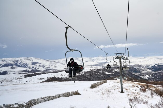 Sciatori in sella alla seggiovia durante la stagione sciistica in Armenia, Tsaghkadzor