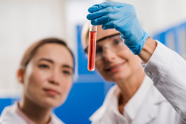 Scienziate sfocati che analizzano sostanza in laboratorio