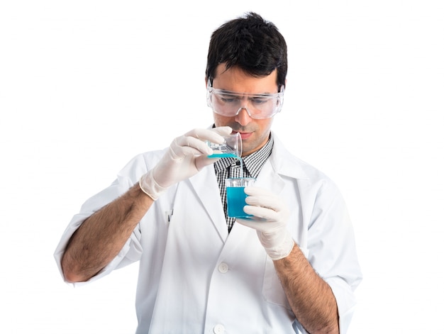 Scienziato analizzando un tubo di prova