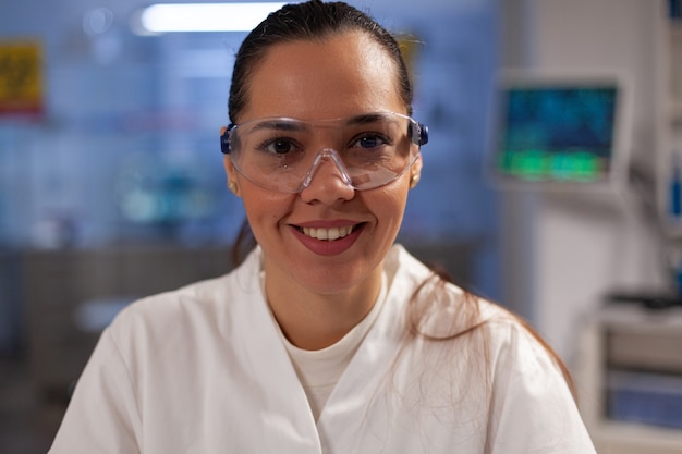 Scienziato professionista dello sviluppo medico in laboratorio