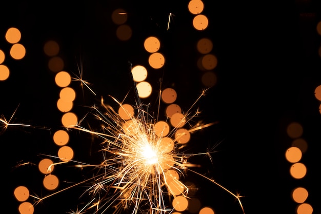 Scintille e fuochi d'artificio nella notte di Capodanno