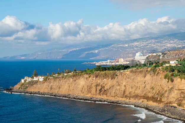 Scogliera della costa di vista dell'angolo alto