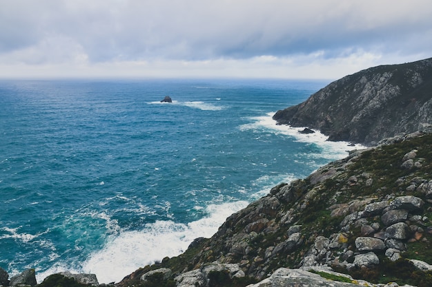 Scogliera rocciosa di Capo Finisterre in Galizia, Spagna sotto un cielo nuvoloso