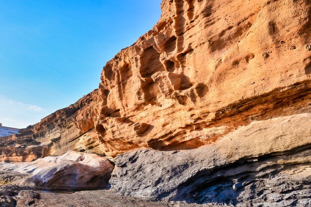 Scogliere una accanto all'altra sotto il sole