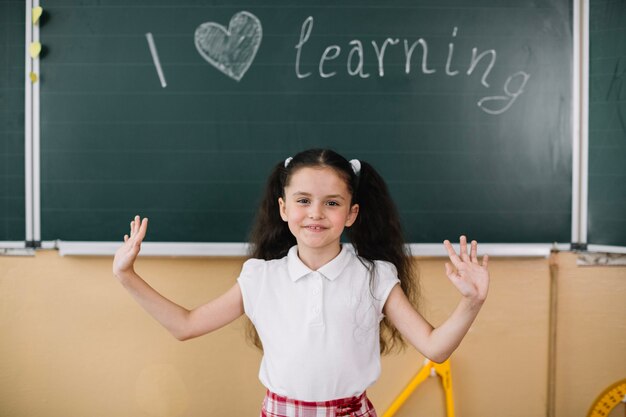 Scolara a lavagna in classe