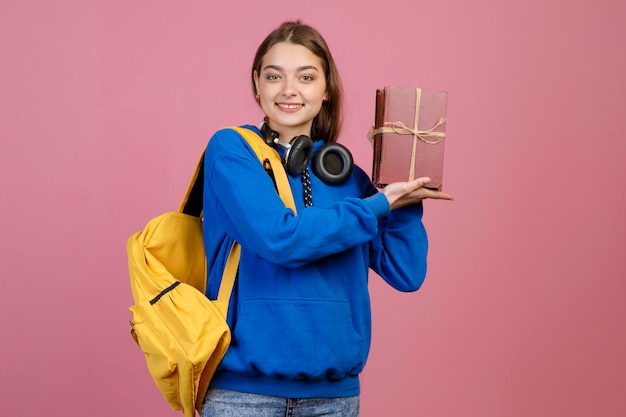 Scolara alla moda in piedi sorridente