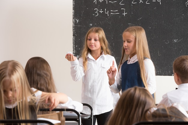 Scolari in aula a lezione